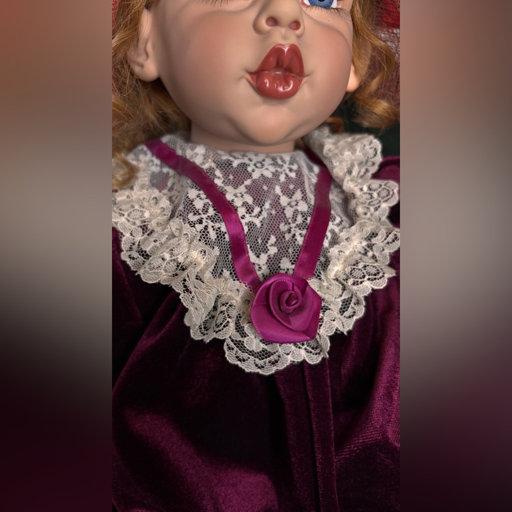 Fayzah Spanos "KISSES” Rare Vinyl Doll - Picture 7 of 16